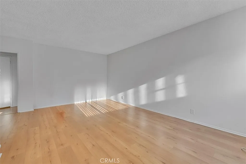 1 bed, 930 sqft, $1,975 — Photo 4