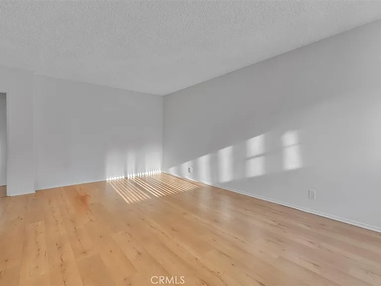 6643 De Longpre Ave #10 — Photo 4