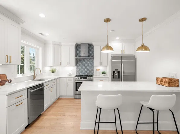 156 Ash St #2, Waltham, MA 02453