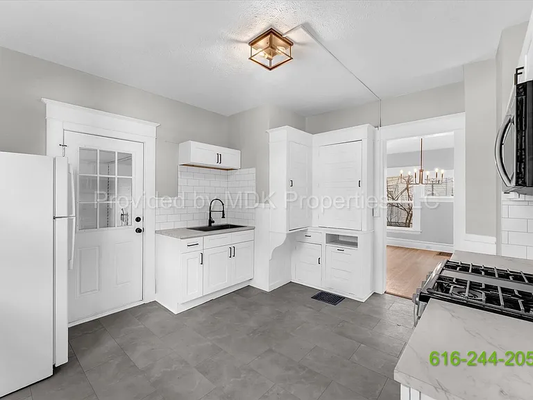 425 Woodlawn St SE — Photo 9