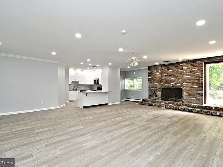 137 S 3rd St #B — Photo 6
