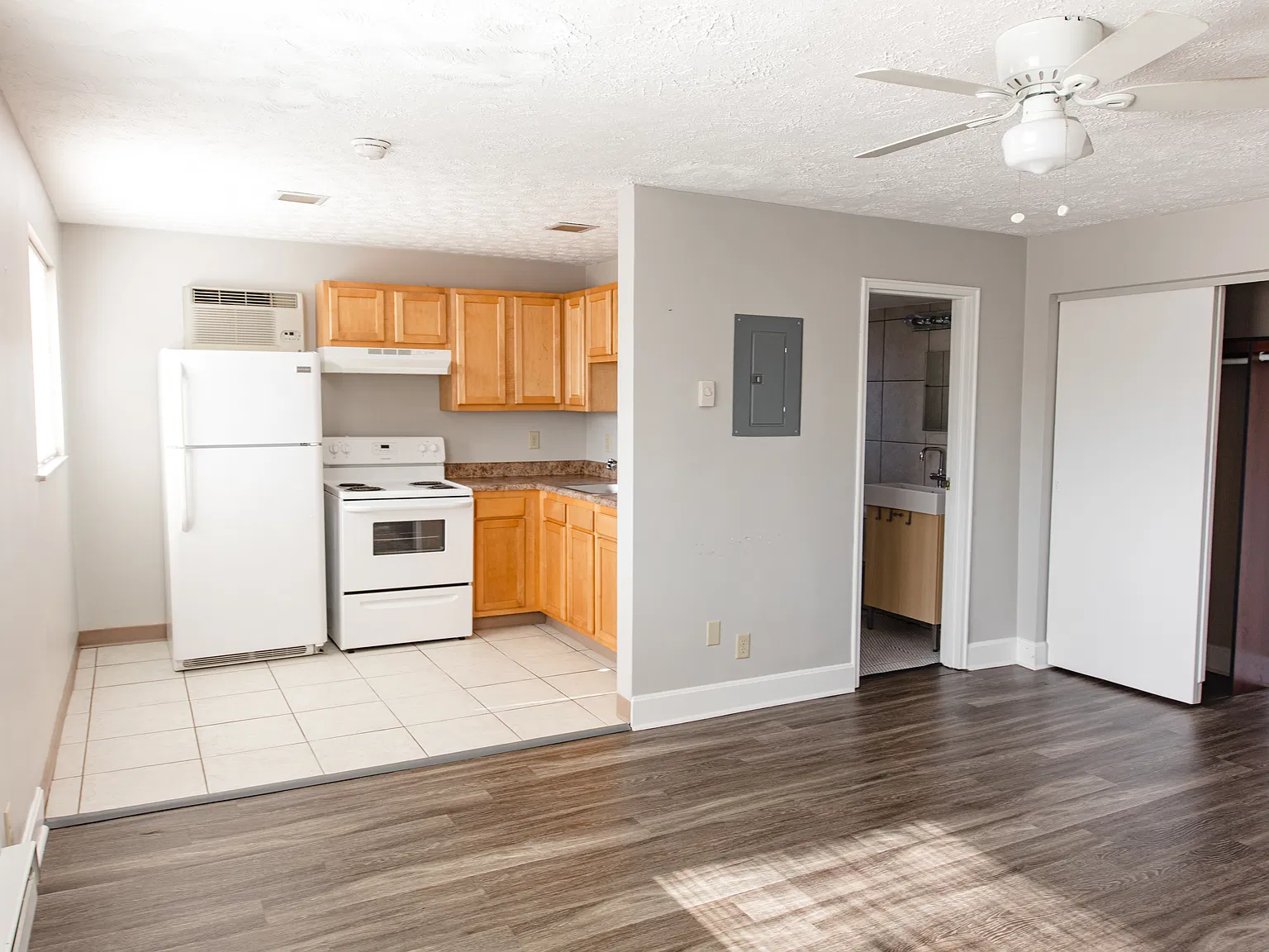 Studio, $825 — Photo 3