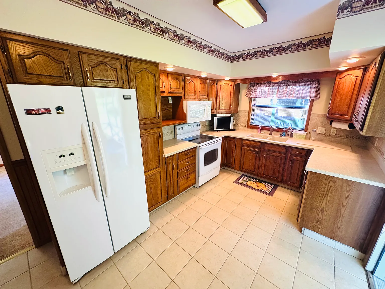 3 bed, 1.5 bath, 1350 sqft, $1,390 — Photo 3