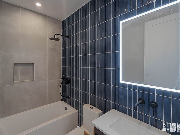 4th image of 275 Nassau Ave #2B