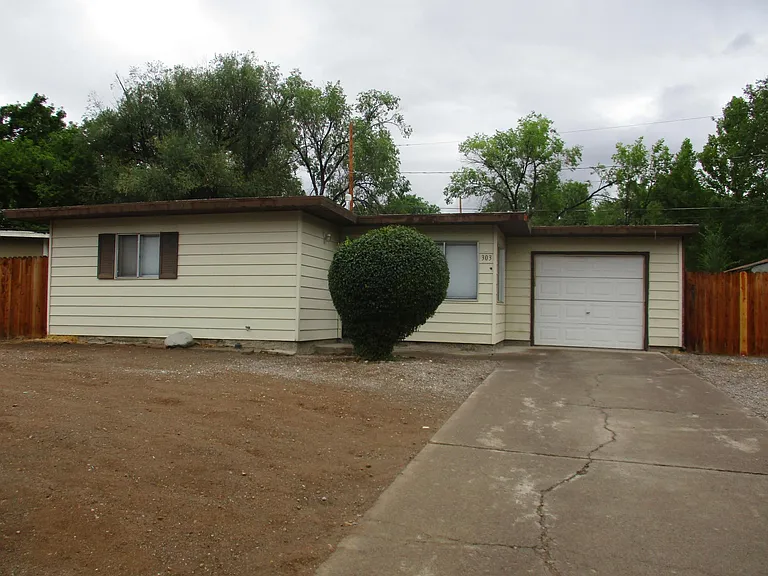 303 Denslowe Dr — Photo 2