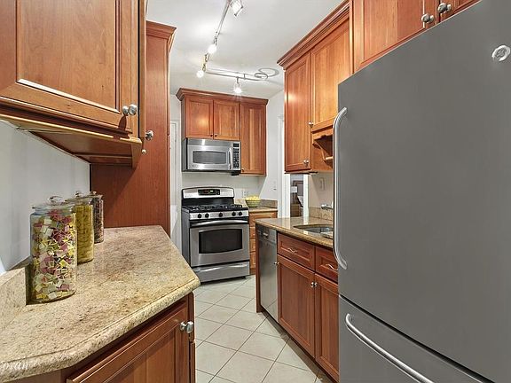 4th image of 2280 Broadway #2A