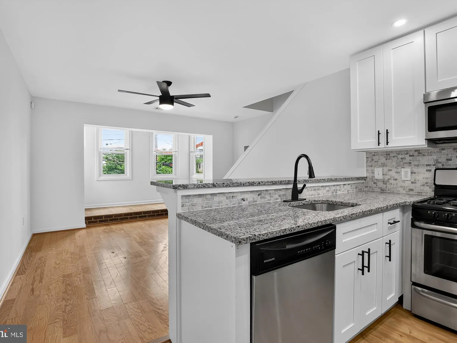 2 bed, 1.0 bath, 1100 sqft, $1,995 — Photo 2