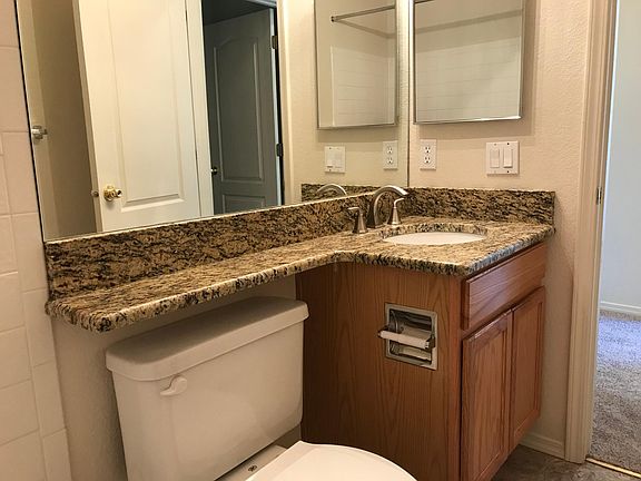 2nd bathroom (upstairs)