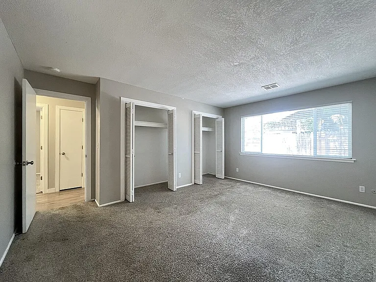 737 N Beachwood St — Photo 24
