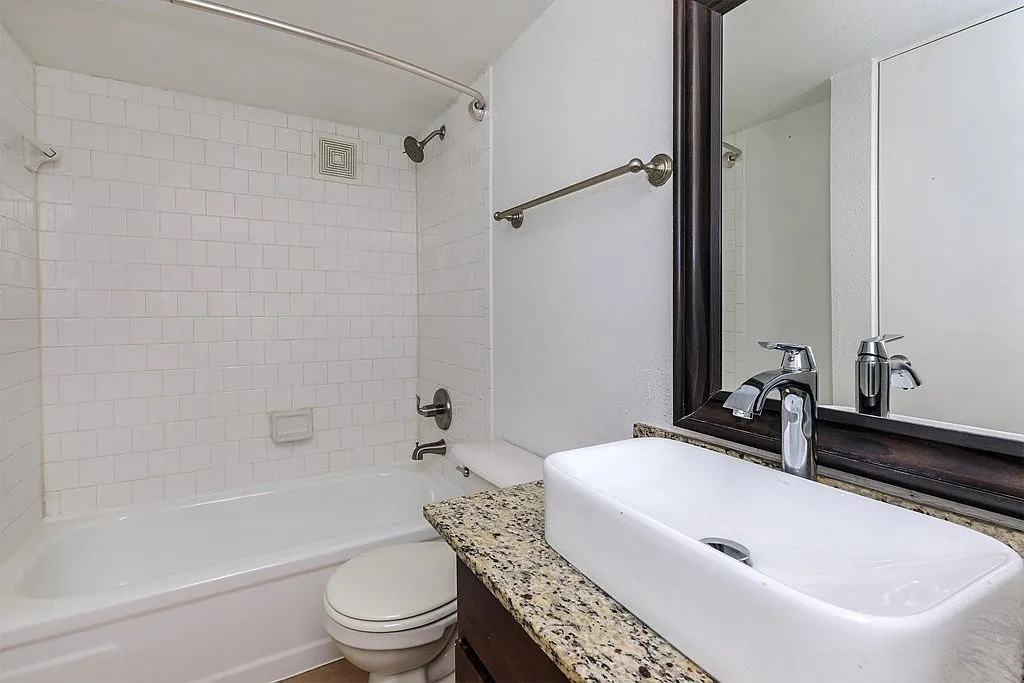 Residence at Garden Oaks — Photo 3