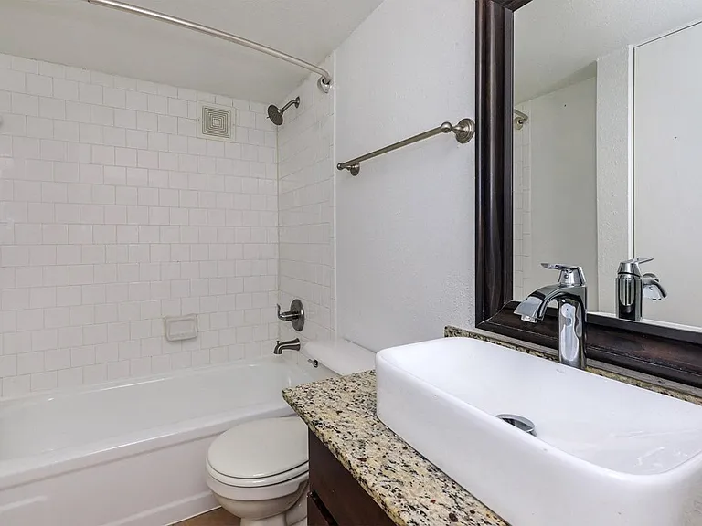 Residence at Garden Oaks — Photo 4