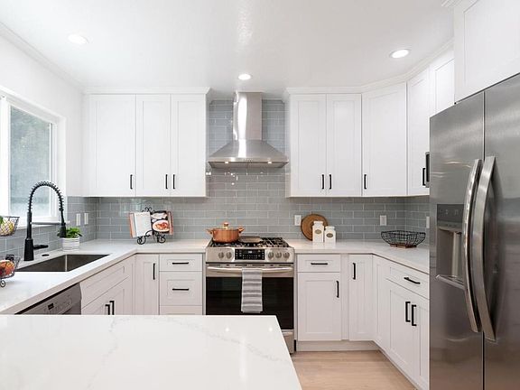 3rd image of 1010 Barcelona Dr