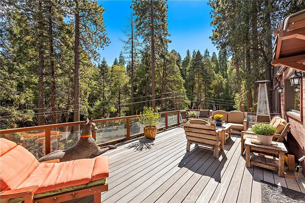 4 bed, 2500 sqft, $5,700 — Photo 2