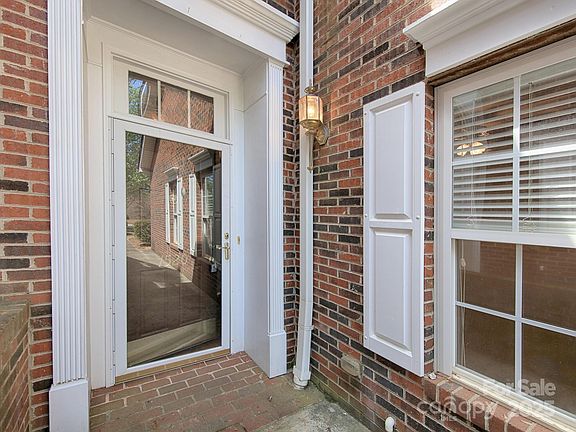 4th image of 1520 Royalty Cir