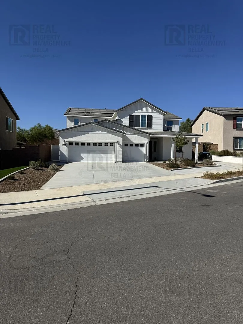 Spacious 5-Bedroom Home with Huge Loft & 3-Car Garage! — Photo 1