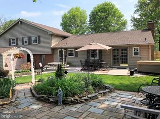 2075 Greenbriar Rd, York, PA 17404