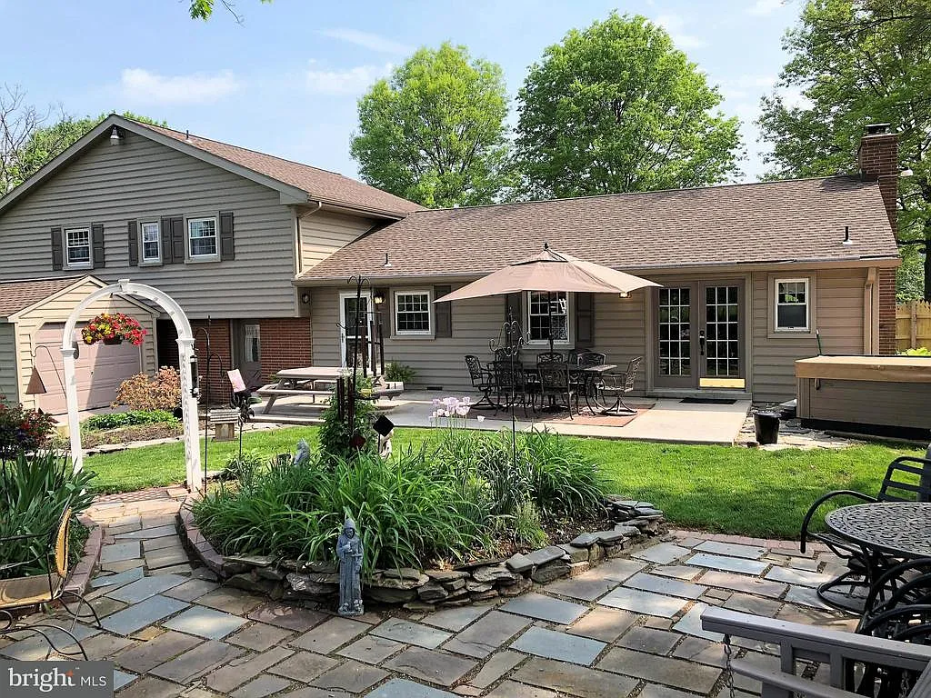 2075 Greenbriar Rd photo 1