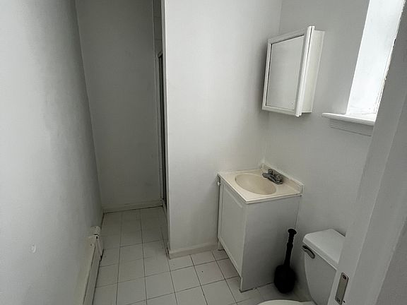 5th image of 916 S 8th St Floor 1