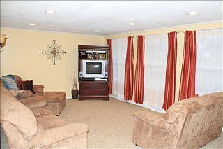 3rd image of 605 Lincolnshire Ln