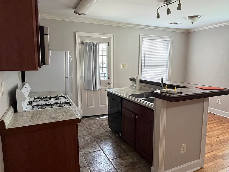 3555 Barwood Cir — Photo 4