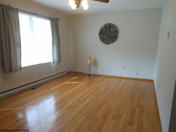 5th image of 120 E Hillview Dr