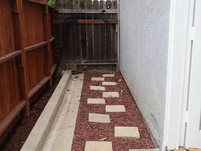 1323 W Palmyra Ave #B — Photo 11