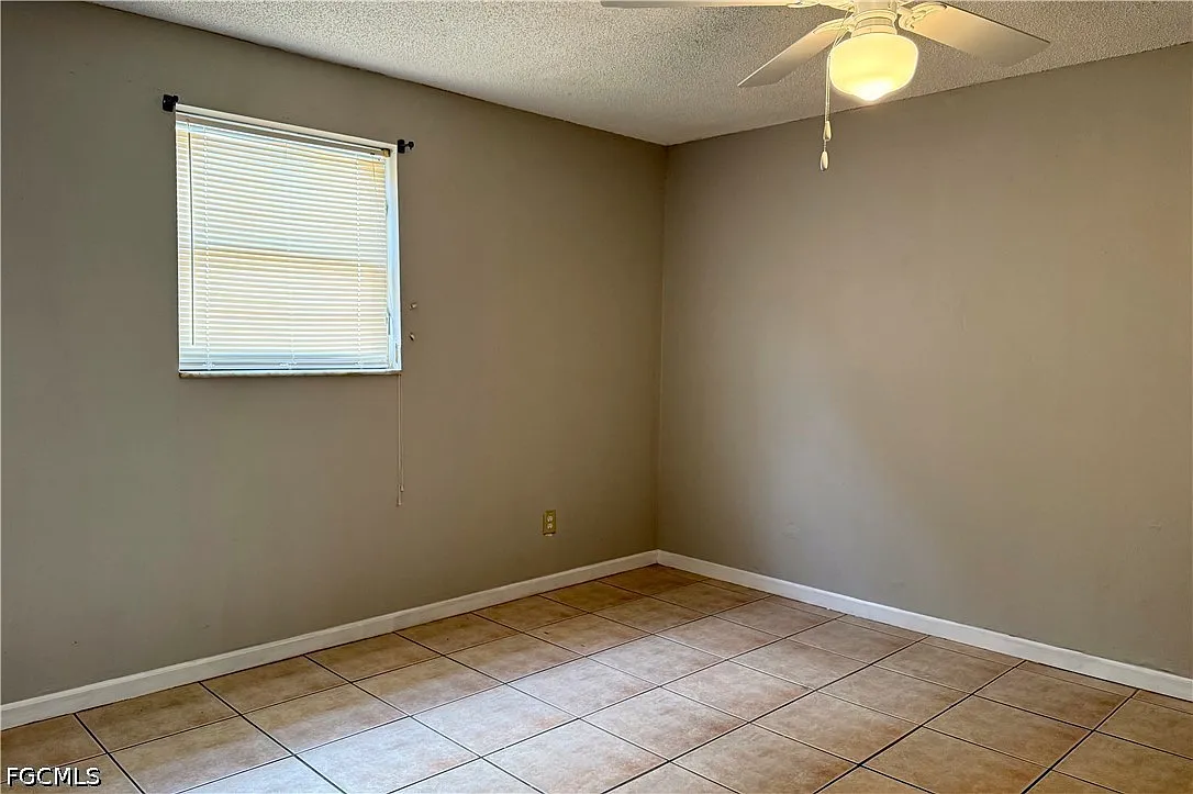 2 bed, 1.0 bath, 920 sqft, $1,050 — Photo 3