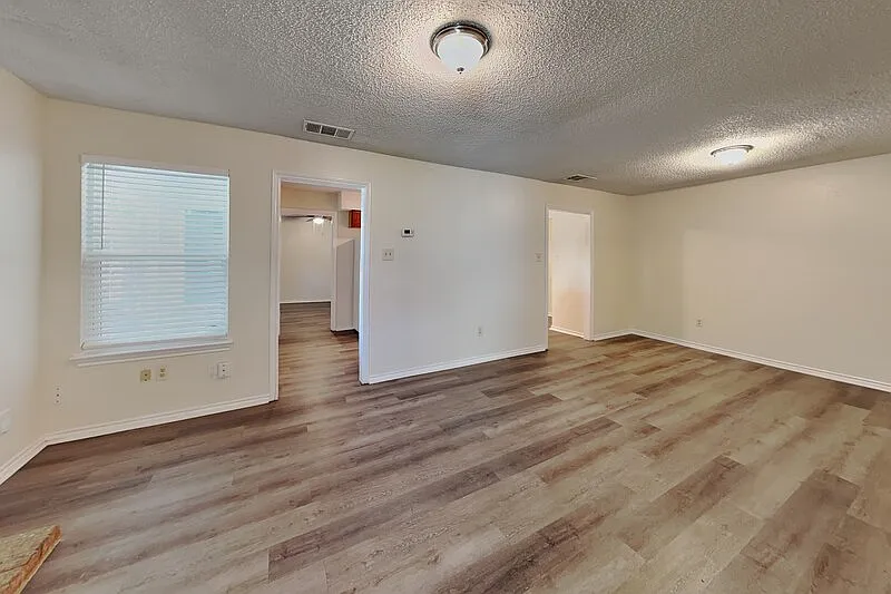 3 bed, 2.0 bath, 1308 sqft, $1,600 — Photo 2