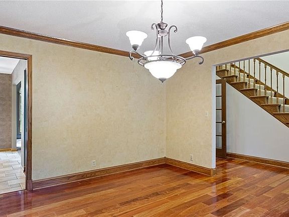 5th image of 408 Southwood Ct
