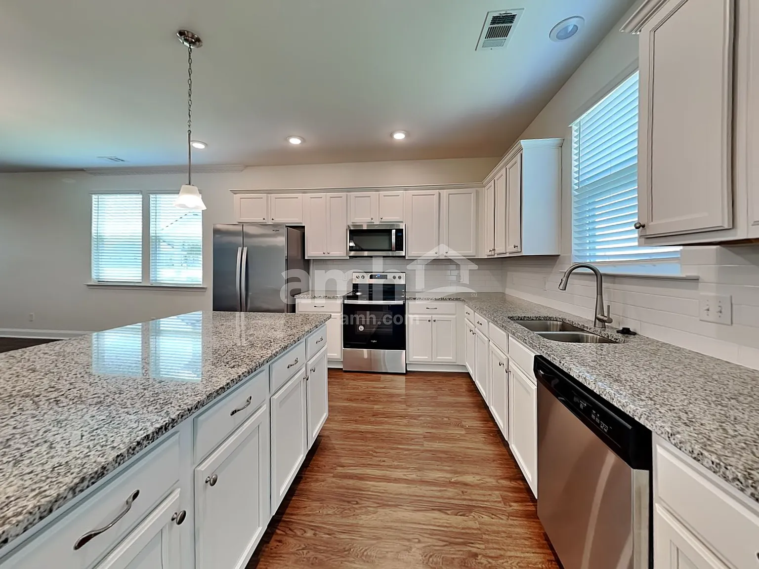 4 bed, 2.5 bath, 2300 sqft, $2,425 — Photo 4
