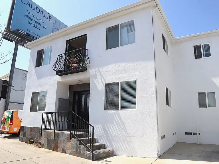 8655 W Pico Blvd #6 — Photo 2