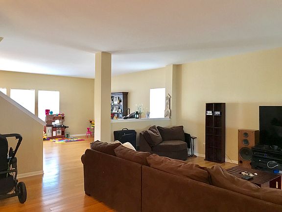 5th image of 610 Winston Dr