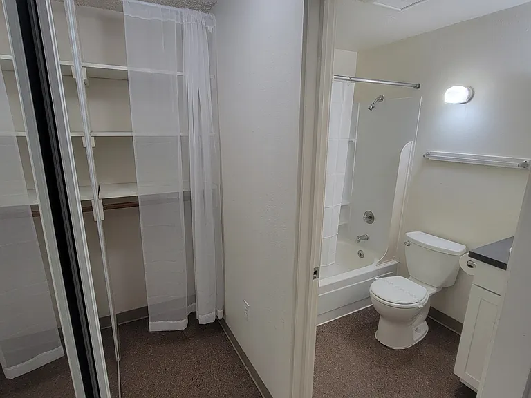 Nob Hill Apartments — Photo 6
