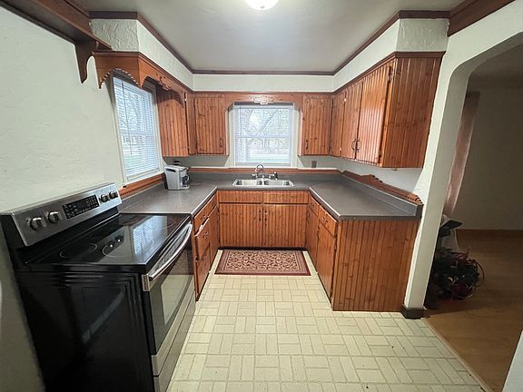 5th image of 4065 N 135th St