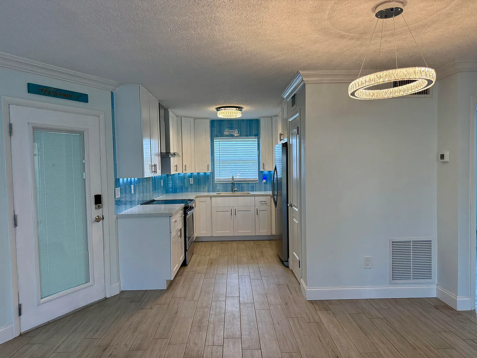 2 bed, 2.0 bath, 962 sqft, $2,700 — Photo 2