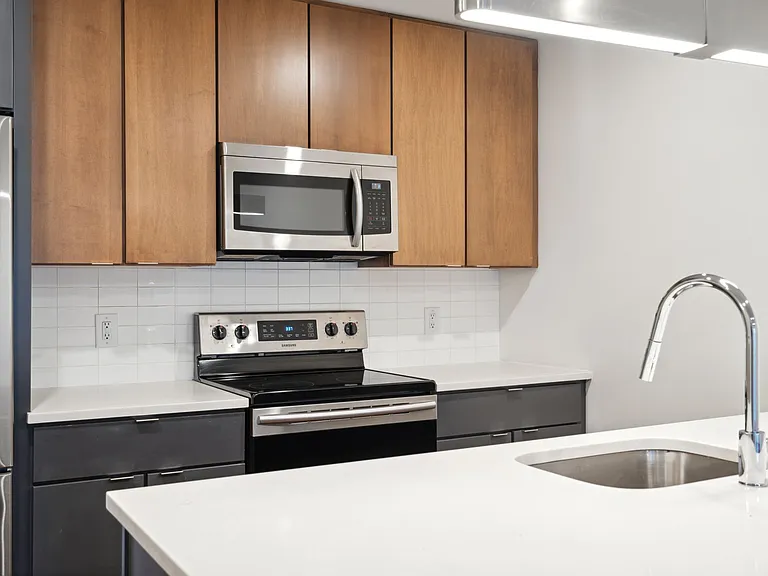 Graduate Pointe — Photo 102