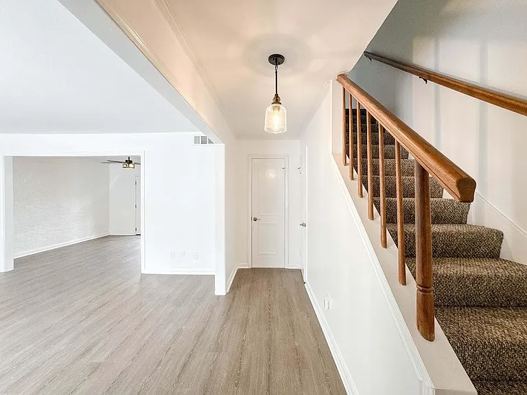 1219 Saxony Ln — Photo 16