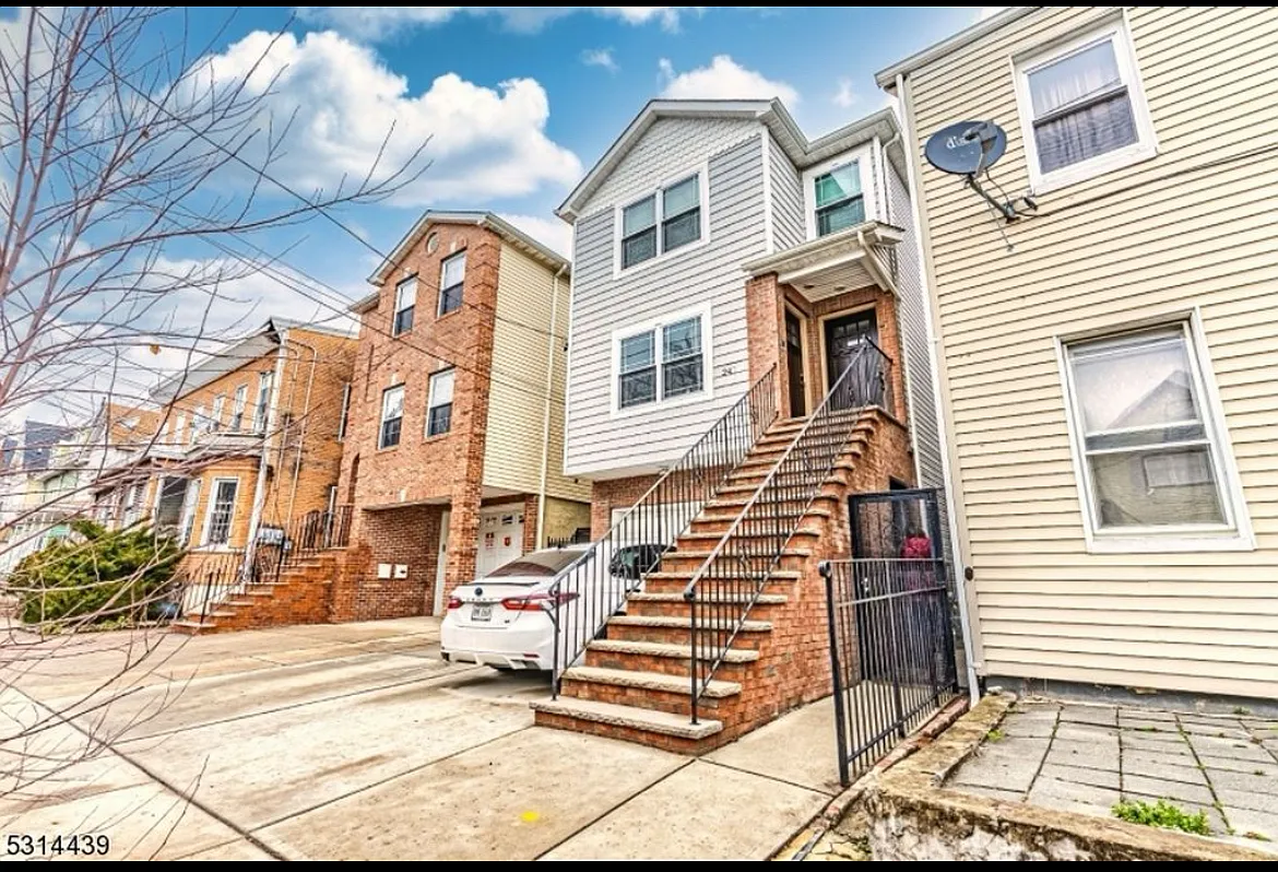 241 Franklin St — Photo 2