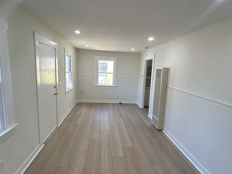 852 1/2 Western Ave — Photo 2