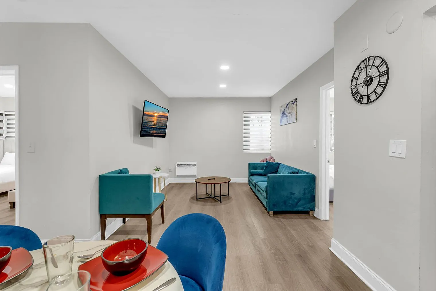 2 bed, 1.0 bath, 990 sqft, $4,924 — Photo 3