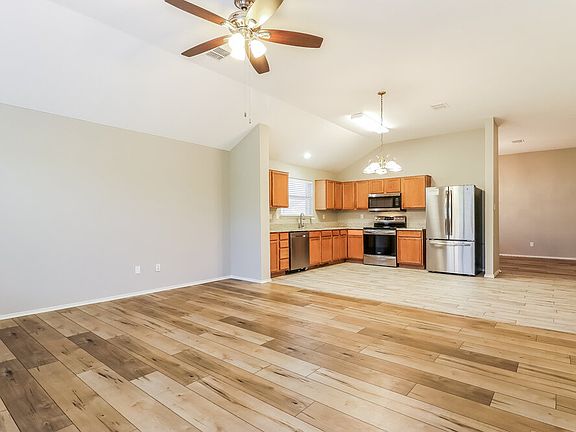 4th image of 1082 Magnolia Ln