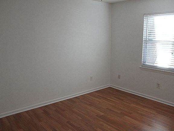 5th image of 1086 Bland St