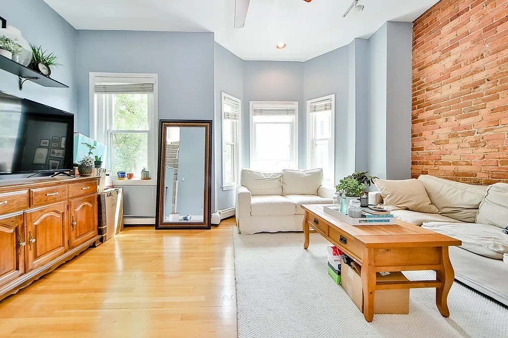 Building Photo - 470 E 3rd St #2
