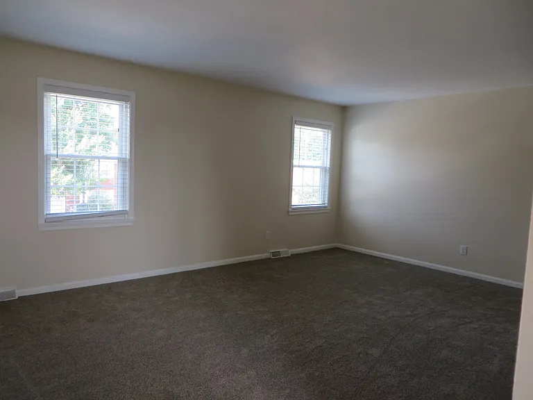 201 Applewood Dr — Photo 2