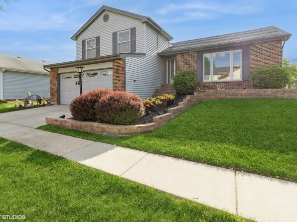 6 Sandalwood Ct, Streamwood, IL 60107