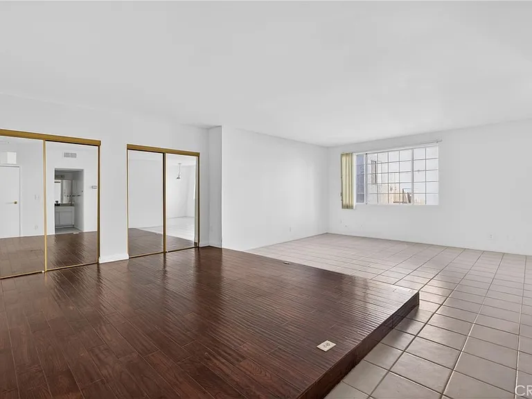 4441 Woodman Ave #111 — Photo 4