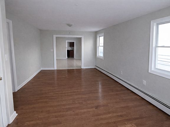 4th image of 114 Lyons Ave #3