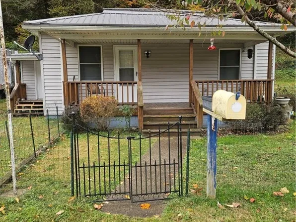 140 Morris Dr, Montgomery, WV 25136