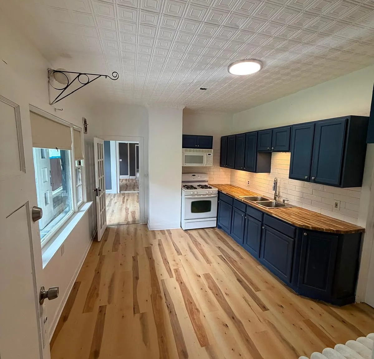 3 bed, $2,000 — Photo 2