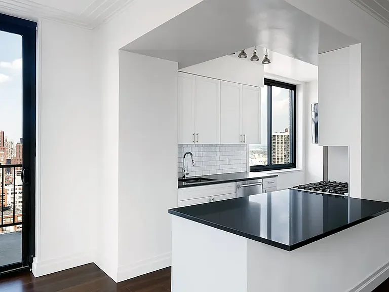 200 E 82nd St #21DE — Photo 4